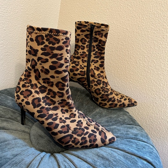 Animal print booties . Mid leg boots - Picture 2 of 5